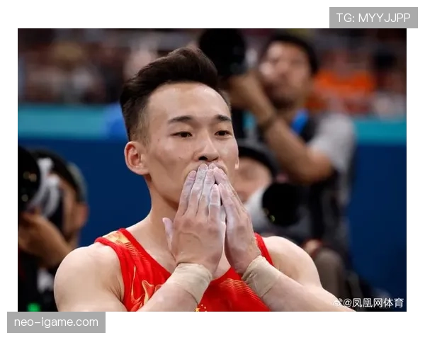 肖若腾赛前啃鸡腿,领奖台下喝电解质水像在拍综艺