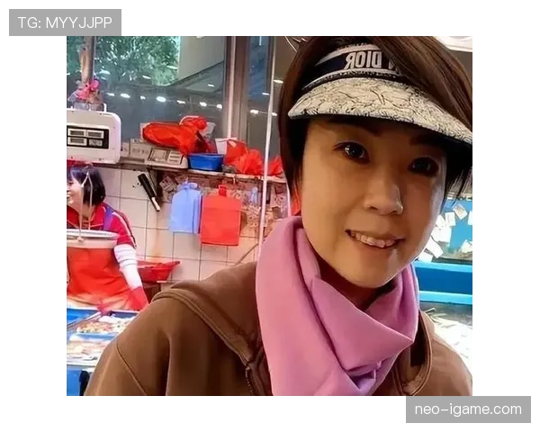 街角碰到张怡宁，手里一个塑料袋，脑补她领奖台上那张脸，这反差绝了